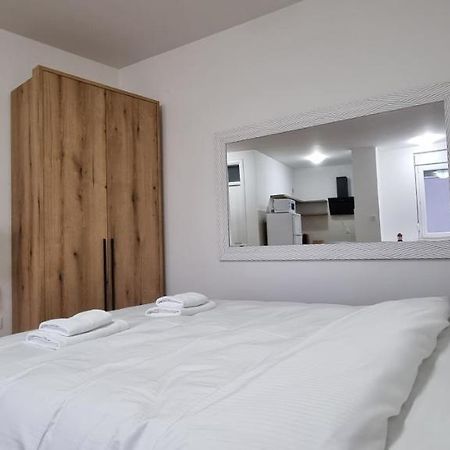 Grove II Apartment = Strict City Centre Novi Sad Buitenkant foto