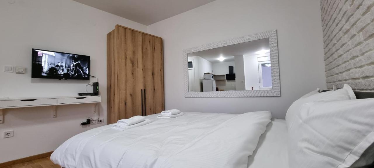 Grove II Apartment = Strict City Centre Novi Sad Buitenkant foto