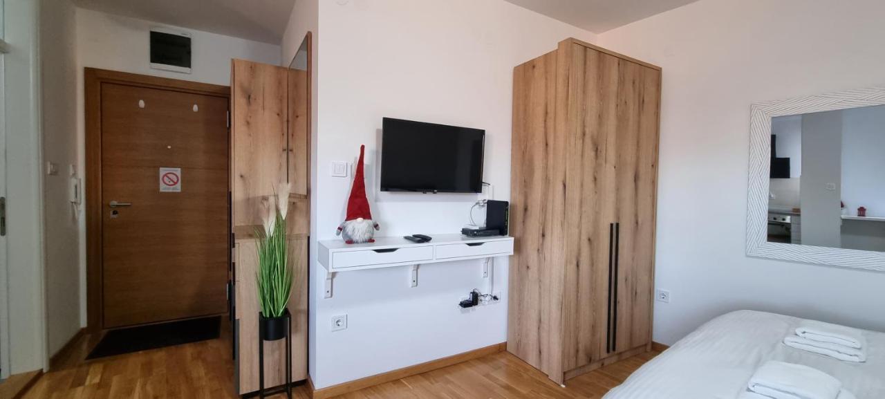 Grove II Apartment = Strict City Centre Novi Sad Buitenkant foto