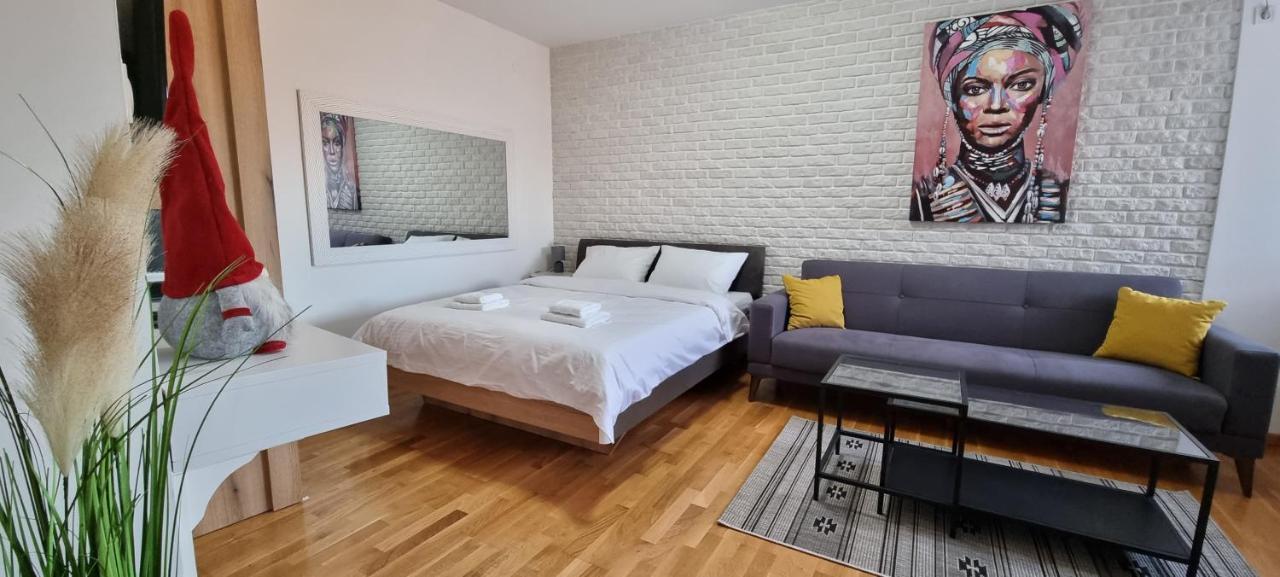 Grove II Apartment = Strict City Centre Novi Sad Buitenkant foto